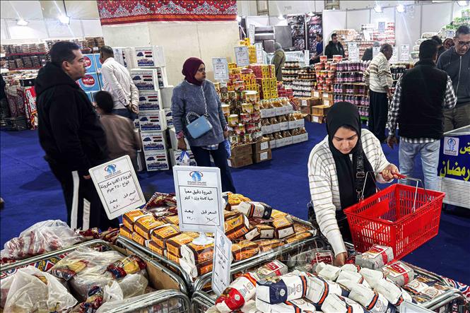 Người dân mua sắm để chuẩn bị cho tháng Ramadan tại Cairo, Ai Cập. Ảnh: THX/TTXVN