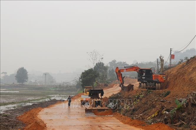 Tiếng máy móc lại rền vang trên công trường Dự án cải tạo, nâng cấp tuyến đường Cách mạng từ xã Tân Trào đến xã Trung Yên, nay là xã Tân Trào (Tuyên Quang). Ảnh: Hoàng Hải - TTXVN