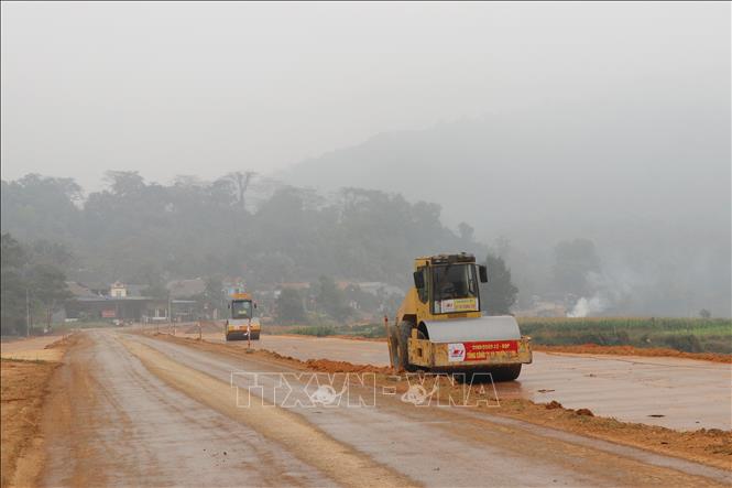 Công nhân thi công nền đường đoạn thôn Thia, xã Tân Trào thuộc Dự án cải tạo, nâng cấp tuyến đường Cách mạng từ xã Tân Trào đến xã Trung Yên, nay là xã Tân Trào (Tuyên Quang). Ảnh: Hoàng Hải - TTXVN
