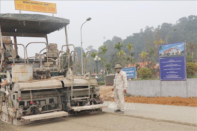 Công nhân thi công trở lại Dự án cải tạo, nâng cấp tuyến đường Cách mạng từ xã Tân Trào đến xã Trung Yên, nay là xã Tân Trào (Tuyên Quang). Ảnh: Hoàng Hải - TTXVN