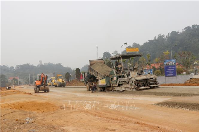 Mũi thi công nền đường Dự án cải tạo, nâng cấp tuyến đường Cách mạng từ xã Tân Trào đến xã Trung Yên (nay là xã Tân Trào), đoạn thôn Tân Lập (Tuyên Quang). Ảnh: Hoàng Hải - TTXVN