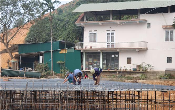 Người lao động trở lại làm việc trên công trường Dự án cải tạo, nâng cấp tuyến Đường cách mạng từ xã Tân Trào đến xã Trung Yên, nay là xã Tân Trào (Tuyên Quang). Ảnh: Hoàng Hải - TTXVN