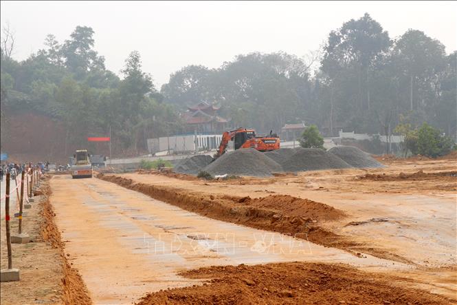 Thi công nền đường Dự án cải tạo, nâng cấp tuyến đường Cách mạng từ xã Tân Trào đến xã Trung Yên (nay là xã Tân Trào), đoạn đầu cầu Trung Yên, thôn Quan Hạ (Tuyên Quang). Ảnh: Hoàng Hải - TTXVN