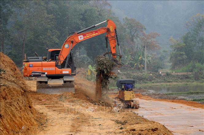 Máy móc được huy động để thi công Dự án cải tạo, nâng cấp tuyến đường Cách mạng từ xã Tân Trào đến xã Trung Yên, nay là xã Tân Trào (Tuyên Quang). Ảnh: Hoàng Hải - TTXVN
