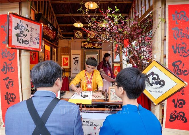 Người dân xin chữ tại Không gian Hồ Văn, Di tích Quốc gia đặc biệt Văn Miếu – Quốc Tử Giám (Hà Nội) ngày mùng 2 Tết Bính Ngọ. Ảnh: Khánh Hoà - TTXVN