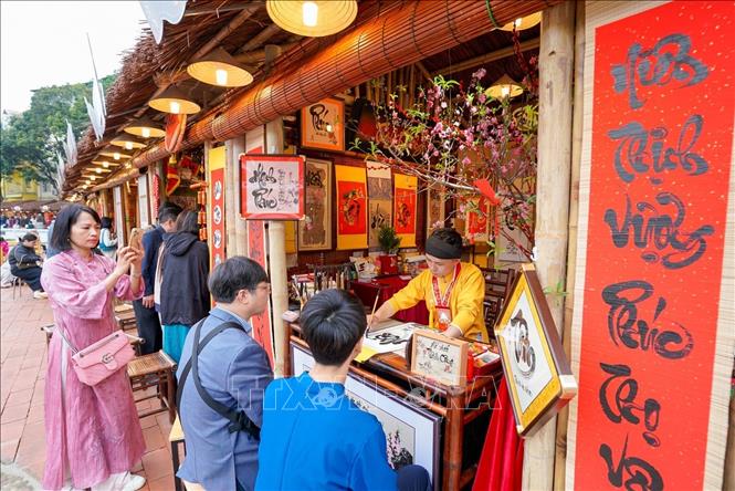 Người dân xin chữ tại Không gian Hồ Văn, Di tích Quốc gia đặc biệt Văn Miếu – Quốc Tử Giám (Hà Nội) ngày mùng 2 Tết Bính Ngọ. Ảnh: Khánh Hoà - TTXVN