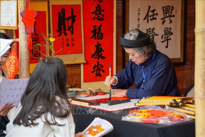 Người dân xin chữ tại Không gian Hồ Văn, Di tích Quốc gia đặc biệt Văn Miếu – Quốc Tử Giám (Hà Nội) ngày mùng 2 Tết Bính Ngọ. Ảnh: Khánh Hoà - TTXVN