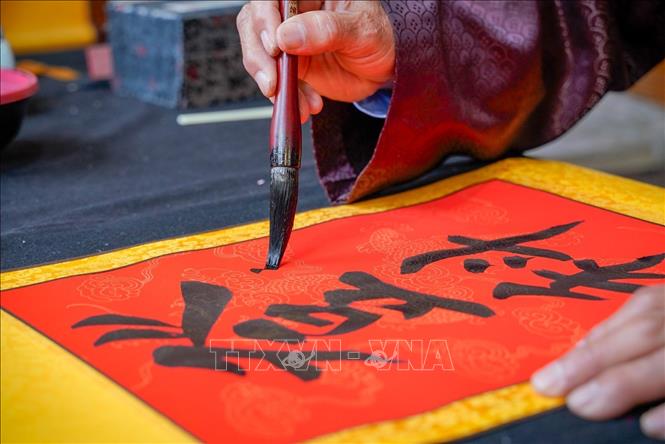 Mỗi câu chữ vừa là ước nguyện, vừa là lời nhắc nhở để mọi người hướng tới những giá trị tốt đẹp hơn trong cuộc sống. Ảnh: Khánh Hoà - TTXVN