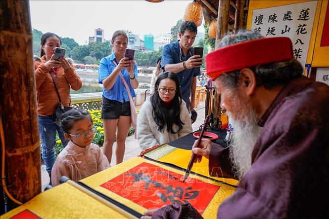 Người dân xin chữ tại Không gian Hồ Văn, Di tích Quốc gia đặc biệt Văn Miếu – Quốc Tử Giám (Hà Nội) ngày mùng 2 Tết Bính Ngọ. Ảnh: Khánh Hoà - TTXVN