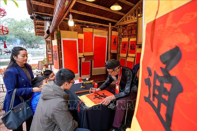 Người dân xin chữ tại Không gian Hồ Văn, Di tích Quốc gia đặc biệt Văn Miếu – Quốc Tử Giám (Hà Nội) ngày mùng 2 Tết Bính Ngọ. Ảnh: Khánh Hoà - TTXVN