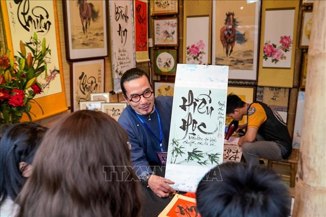 Người dân xin chữ tại Không gian Hồ Văn, Di tích Quốc gia đặc biệt Văn Miếu – Quốc Tử Giám (Hà Nội) ngày mùng 2 Tết Bính Ngọ. Ảnh: Khánh Hoà - TTXVN