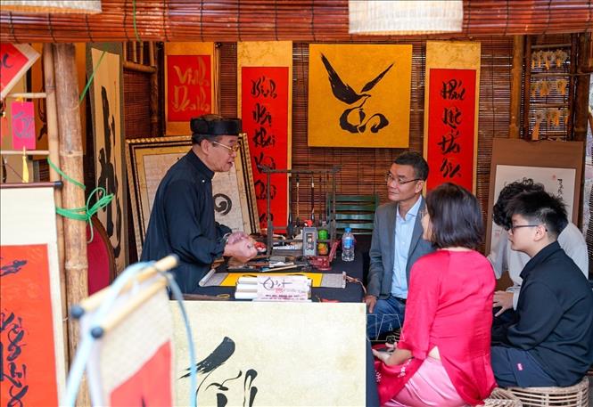 Người dân xin chữ tại Không gian Hồ Văn, Di tích Quốc gia đặc biệt Văn Miếu – Quốc Tử Giám (Hà Nội) ngày mùng 2 Tết Bính Ngọ. Ảnh: Khánh Hoà - TTXVN