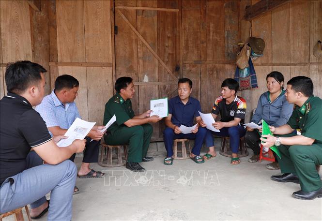 Đội vận động quần chúng Đồn Biên phòng Pa Tần tuyên truyền, phổ biến pháp luật phòng chống tội phạm cho người dân bản Pho 2 xã Pa Tần. Ảnh: Quý Trung – TTXVN