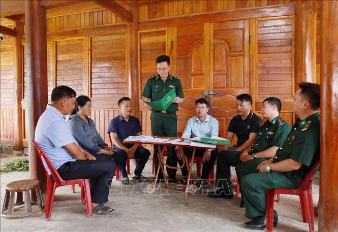 Đồn Biên phòng Pa Tần phối hợp với cấp ủy, chính quyền xã Pa Tần, trưởng bản, Bí thư chi bộ bản Pho 2 triển khai các Nghị quyết trong việc xây dựng Đảng và giúp dân phát triển kinh tế. Ảnh: Quý Trung – TTXVN