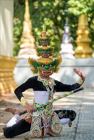 Nhân vật vua Chằn Krông Riêp (hay còn gọi là Yeak) xuất hiện với trang phục giáp trụ sáng loáng, khuôn mặt dữ tợn và những động tác mạnh mẽ, điệu bộ đi đứng nghênh ngang đầy kiêu ngạo, tượng trưng cho cái ác phi nghĩa. Ảnh: Khánh Hoà - TTXVN