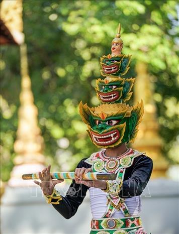 Điểm đặc biệt của múa Chằn chính là sự hòa quyện giữa trang phục sặc sỡ, mặt nạ biểu trưng cùng động tác múa dứt khoát, uyển chuyển mà mạnh mẽ. Ảnh: Khánh Hoà - TTXVN