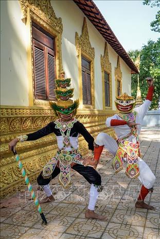 Điểm đặc biệt của múa Chằn chính là sự hòa quyện giữa trang phục sặc sỡ, mặt nạ biểu trưng cùng động tác múa dứt khoát, uyển chuyển mà mạnh mẽ. Ảnh: Khánh Hoà - TTXVN