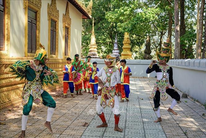 Múa Chằn mang dáng dấp sử thi, gắn liền với các trích đoạn sử thi Riêm Kê. Những bước chân mạnh mẽ, mặt nạ rực rỡ và phục trang lộng lẫy tái hiện hình ảnh các vị thần, chiến binh và linh vật trong văn hóa của người Khmer. Ảnh: Khánh Hoà - TTXVN
