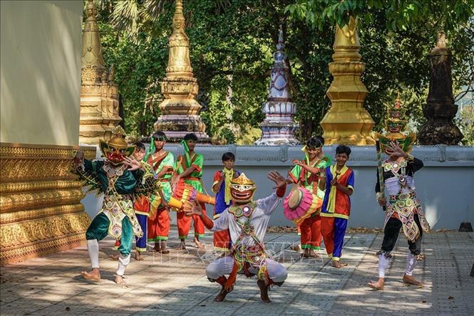 Điểm đặc biệt của múa chằn là không sử dụng mặt nạ như hình thức Lakhol Khol. Thay vào đó, nghệ sỹ biểu đạt cảm xúc bằng nét mặt và hình thể, trong không gian trình diễn mở, kết hợp với âm nhạc truyền thống Pinpeat gồm trống, chiêng, đàn khèn, kèn... tạo nên không khí huyền bí, trang nghiêm nhưng vẫn gần gũi. Ảnh: Khánh Hoà - TTXVN