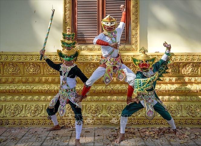 Điểm đặc biệt của múa Chằn chính là sự hòa quyện giữa trang phục sặc sỡ, mặt nạ biểu trưng cùng động tác múa dứt khoát, uyển chuyển mà mạnh mẽ. Ảnh: Khánh Hoà - TTXVN