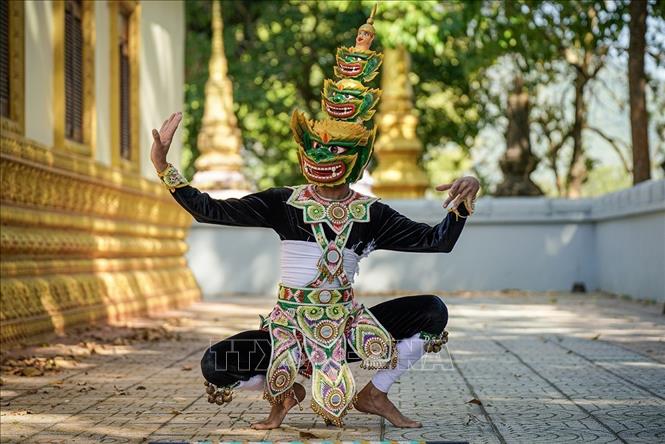 Nhân vật vua Chằn Krông Riêp (hay còn gọi là Yeak) xuất hiện với trang phục giáp trụ sáng loáng, khuôn mặt dữ tợn và những động tác mạnh mẽ, điệu bộ đi đứng nghênh ngang đầy kiêu ngạo, tượng trưng cho cái ác phi nghĩa. Ảnh: Khánh Hoà - TTXVN
