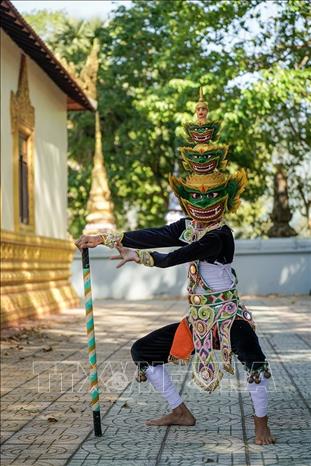 Nhân vật vua Chằn Krông Riêp (hay còn gọi là Yeak) xuất hiện với trang phục giáp trụ sáng loáng, khuôn mặt dữ tợn và những động tác mạnh mẽ, điệu bộ đi đứng nghênh ngang đầy kiêu ngạo, tượng trưng cho cái ác phi nghĩa. Ảnh: Khánh Hoà - TTXVN
