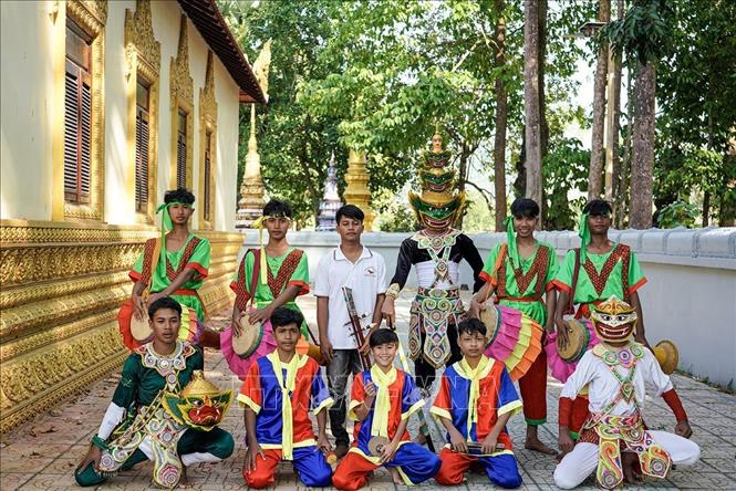 Các thành viên đội vũ kịch dân gian người Khmer xã Ô Lâm (An Giang). Ảnh: Khánh Hoà - TTXVN
