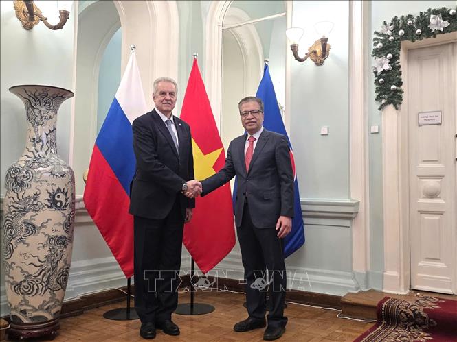 Đại sứ Đặng Minh Khôi chụp ảnh lưu niệm với ông Evgeny Grigoriev, Chủ nhiệm Ủy ban Đối ngoại thành phố St. Petersburg. Ảnh: Trần Hải - PV TTXVN tại Nga