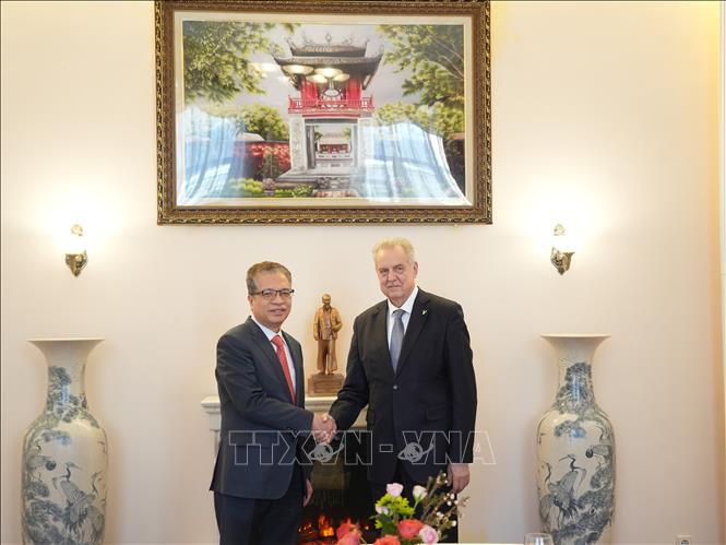 Đại sứ Đặng Minh Khôi chụp ảnh lưu niệm với ông Evgeny Grigoriev, Chủ nhiệm Ủy ban Đối ngoại thành phố St. Petersburg. Ảnh: Trần Hải - PV TTXVN tại Nga