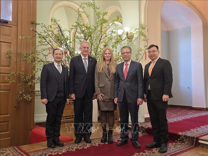 Đại sứ Đặng Minh Khôi và các cán bộ Đại sứ quán Việt Nam chụp ảnh lưu niệm cùng ông Evgeny Grigoriev, Chủ nhiệm Ủy ban Đối ngoại thành phố St. Petersburg. Ảnh: Trần Hải - PV TTXVN tại Nga