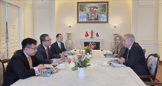 Đại sứ Đặng Minh Khôi tiếp thân mật ông Evgeny Grigoriev, Chủ nhiệm Ủy ban Đối ngoại thành phố St. Petersburg. Ảnh: Trần Hải - PV TTXVN tại Nga