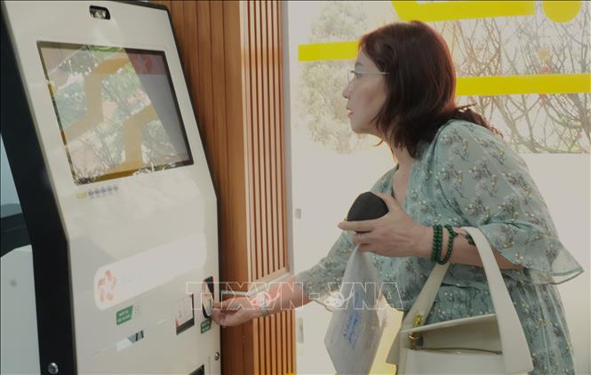 Người dân thao tác quét Căn cước công dân để đăng ký làm thủ tục hành chính tại xã Bình Khánh. Ảnh: Hữu Duyên - TTXVN