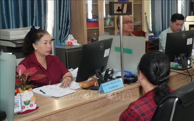 Trong bộ máy mới, một công chức thường xuyên phải kiêm nhiệm nhiều “vai”. Ảnh: Hữu Duyên - TTXVN