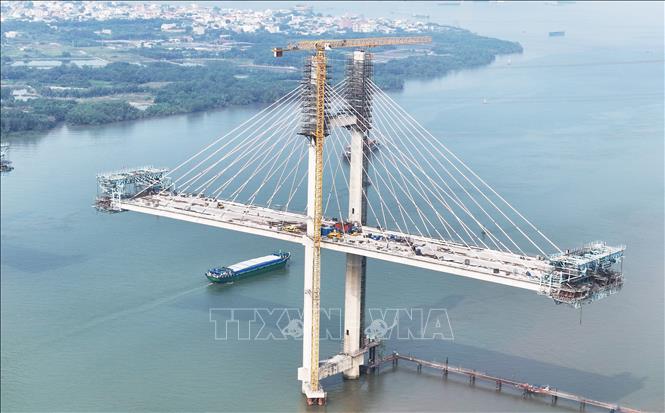 Thi công bó cáp dây văng trụ cầu Phước Khánh. Ảnh: Hồng Đạt - TTXVN
