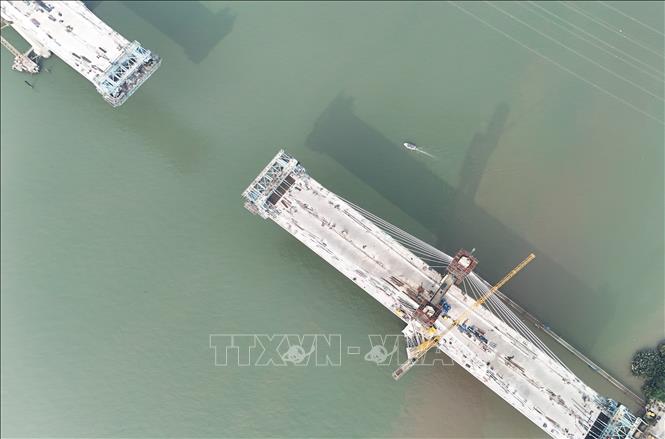 Cầu Phước Khánh dài hơn 3km, rộng gần 22m, thiết kế dây văng, tĩnh không 55m, bắc qua sông Lòng Tàu. Ảnh: Hồng Đạt - TTXVN