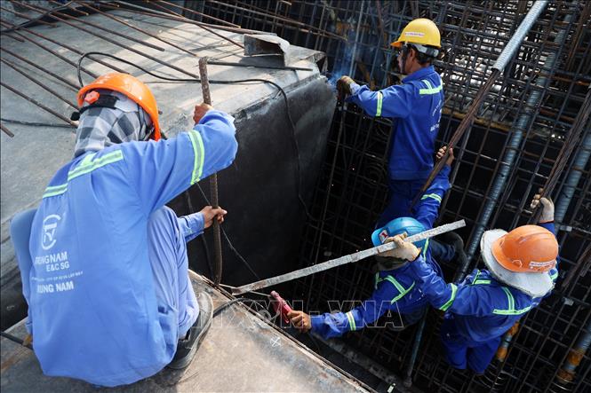 Khoảng 100 cán bộ kỹ thuật, công nhân tổ chức làm việc 3 ca, 4 kíp xuyên Tết. Ảnh: Hồng Đạt - TTXVN