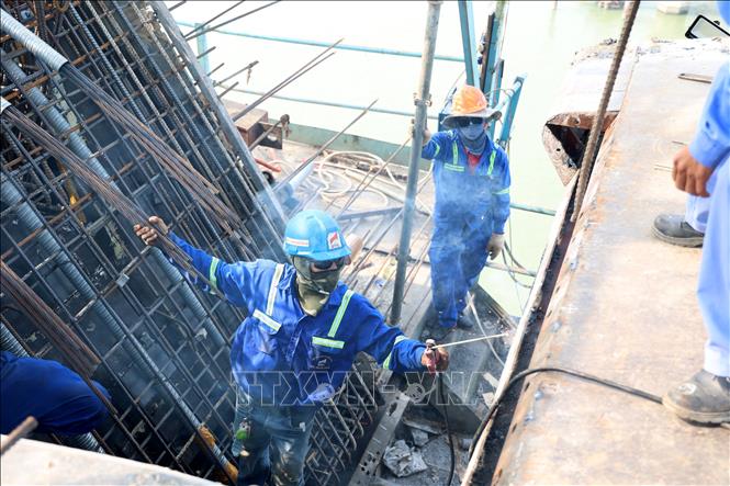 Khoảng 100 cán bộ kỹ thuật, công nhân tổ chức làm việc 3 ca, 4 kíp xuyên Tết. Ảnh: Hồng Đạt - TTXVN