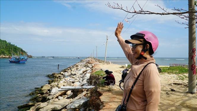 Người thân chia tay ngư dân tại cửa biển Tam Quan. Ảnh: Sỹ Thắng - TTXVN