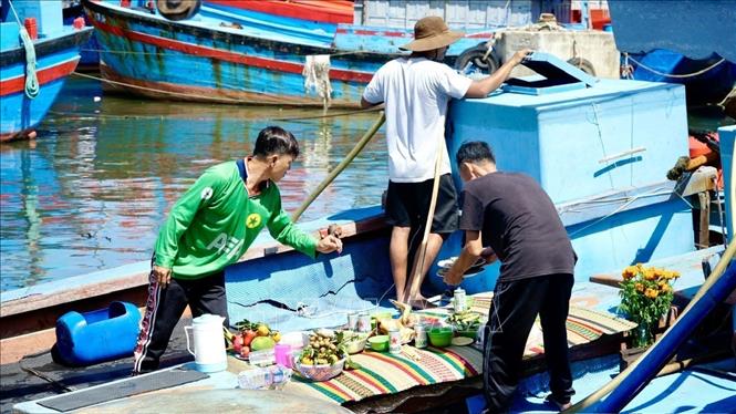 Ngư dân chuẩn bị cho chuyến đi biển đầu Xuân. Ảnh: Sỹ Thắng - TTXVN