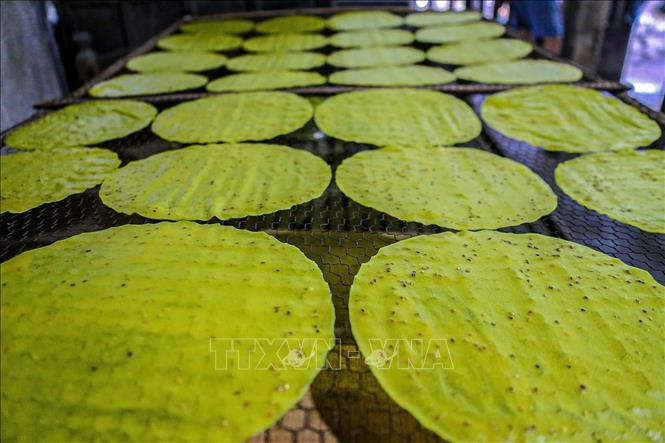 Bánh tráng làng nghề Lựu Bảo độ mỏng, dẻo và vị thơm bùi. Ảnh: Văn Dũng-TTXVN