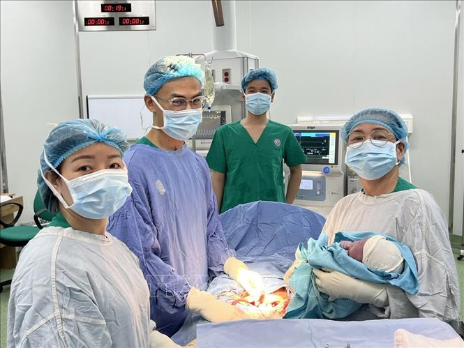 Lúc 0h20 ngày 17/2/2026 (Mùng 1 Tết Bính Ngọ), các y bác sỹ Bệnh viện Phụ sản Nhi - Đà Nẵng đã thực hiện phẫu thuật sinh mổ cho thai phụ để đón một bé gái chào đời thành công trong ngày đầu năm mới. Ảnh: TTXVN phát