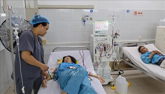 Nhân viên y tế Khoa thận nhân tạo Bệnh viện Đà Nẵng chăm sóc ý tế cho bệnh nhân chạy thận trong những ngày Tết. Ảnh: Trần Lê Lâm - TTXVN 