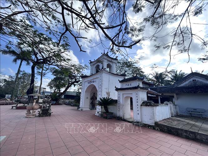 Các chi tiết chạm khắc, lớp sơn cổ và hệ thống cổ vật, long ngai, bài vị tại đền Bạch Mã vẫn được gìn giữ gần như nguyên vẹn, minh chứng cho bàn tay tài hoa của những nghệ nhân xưa. Ảnh: Bích Huệ - TTXVN