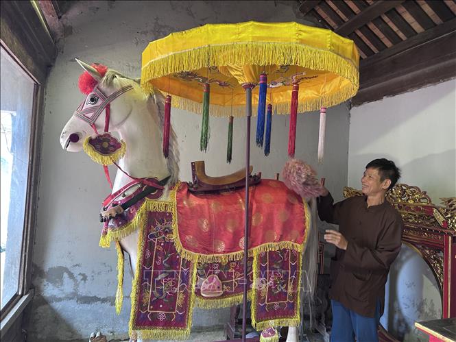 Ông Phan Sỹ Đường, thủ từ đền Bạch Mã cho biết, với người dân nơi đây, đền không chỉ là nơi thờ phụng mà còn là nơi gửi gắm những ước nguyện bình dị nhất: từ cầu mong 'mẹ tròn con vuông', con cái đỗ đạt đến việc che chở cho vật nuôi, mùa màng. Đó là niềm vinh dự và cũng là sự tri ân đối với vị tướng đã hy sinh vì sự bình yên của đất nước. Ảnh: Bích Huệ - TTXVN