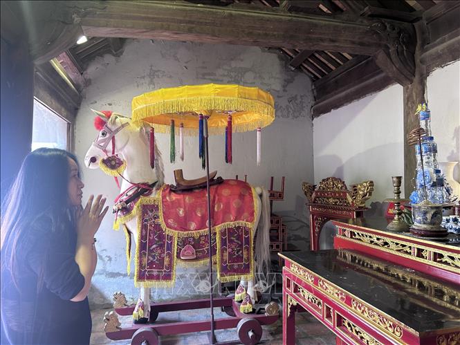 Bước chân vào đền, du khách cảm thấy như được chạm vào chiều sâu lịch sử và hồn cốt của xứ Nghệ. Không gian nơi đây giúp con người lắng lại, tìm về sự thanh thản trong tâm hồn.  Ảnh: Bích Huệ - TTXVN