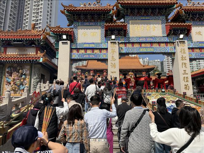 Đền Wong Tai Sin - điểm đến của nhiều du khách trong ngày đầu Xuân. Ảnh: Mạc Luyện - PV TTXVN tại Hong Kong