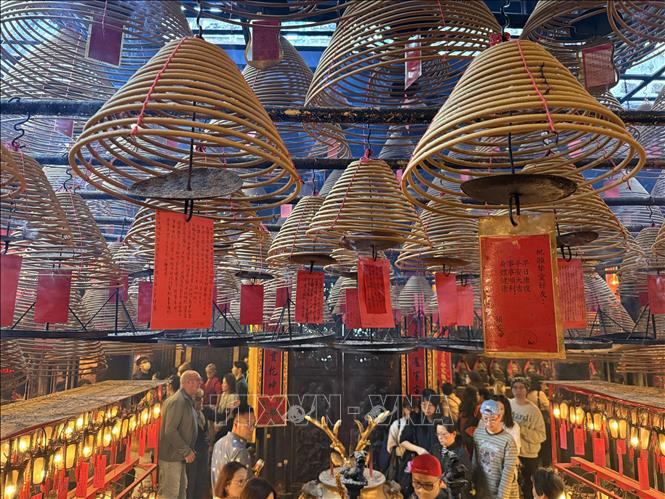 Đền Man Mo - một trong những ngôi đền cổ kính và nổi tiếng nhất Hong Kong là điểm đến tâm linh của nhiều người trong dịp Năm mới. Ảnh: Mạc Luyện - PV TTXVN tại Hong Kong