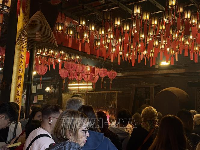 Người dân đến dâng hương ở đền Man Mo. Ảnh: Mạc Luyện - PV TTXVN tại Hong Kong