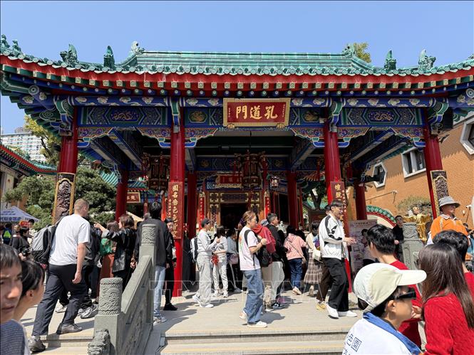 Nhiều người dân đến lễ ở đền Wong Tai Sin trong ngày đầu Xuân. Ảnh: Mạc Luyện - PV TTXVN tại Hong Kong