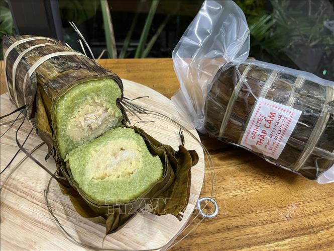 Bánh tét mỡ Cô Bé rất được thị trường ưa chuộng. Ảnh: Đức Hạnh - TTXVN 